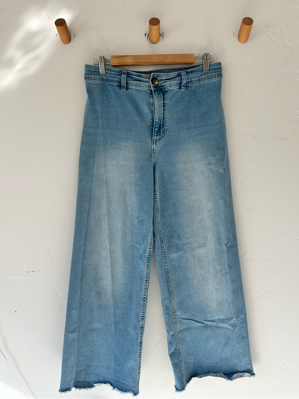 Billabong Womenās Wide Leg Cropped Jeans Sz 30 Light Wash Raw Hem
